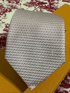Louis Vuitton Classic Men's Geometric Silk Tie in Light Silver & Pink